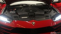 Bicara soal spesifikasi, Lamborghini Urus dipersenjatai mesin 4.0 liter twin-turbo V8, dipadu dengan transmisi otomatis delapan percepatan otomatis.