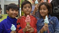 Anak pertama pasangan Widi Mulia dan Dwi Sasono memang memiliki hobi bernyanyi dan bermain musik. Saat jalan-jalan bersama saudaranya, Widuri dan Dru terlihat asyik menikmati es krim yang dingin lembut. Foto: Instagram@thesasonofam