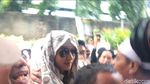 Foto: Berkacamata Hitam, Habib Bahar Datangi Bareskrim