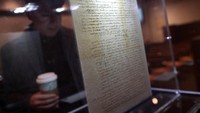 Ucapannya tersebut tertuang dalam surat yang ditulisnya untuk penulis Eric Gutkind pada 3 Januari 1954. Pandangannya tentang Tuhan yang terdapat di dalam surat itu pun membuat tulisannya disebut sebagai Surat Tuhan. REUTERS/Shannon Stapleton.