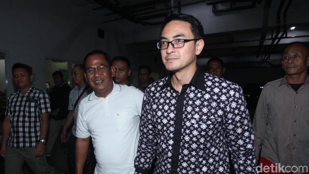Gubernur Jambi nonaktif Zumi Zola divonis 6 tahun penjara dan denda Rp 500 juta subsider 3 bulan kurungan. Zumi terbukti bersalah menerima gratifikasi serta memberi suap.
