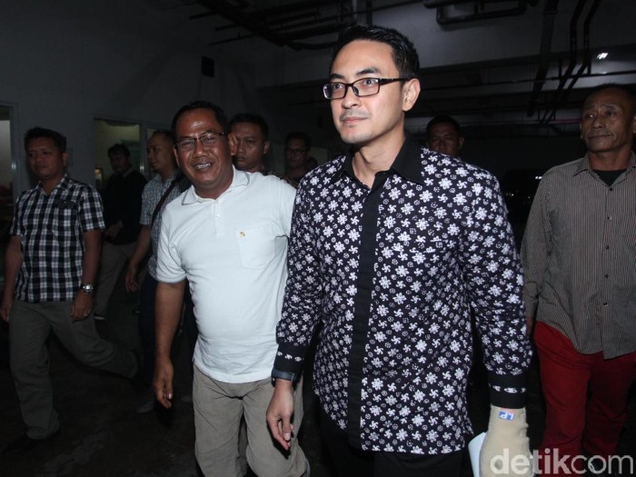 Gubernur Jambi nonaktif Zumi Zola divonis 6 tahun penjara dan denda Rp 500 juta subsider 3 bulan kurungan. Zumi terbukti bersalah menerima gratifikasi serta memberi suap.