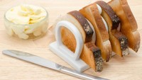 Jika orang Amerika biasa menaruh roti panggang atau toast di atas piring maka berbeda dengan gaya Inggris. Roti yang dipanggang ditaruh di atas piring dengan penyekat dengan posisi berdiri. Tujuannya agar roti panggang tetap hangat, meskipun dibiarkan beberapa saat. Rak ini juga berguna untuk menaruh mentega agar lebih cepat lunak dan mudah dioleskan pada roti panggang. Foto: iStock