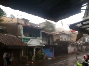 Ganas! Hujan Angin Amuk Bogor, Atap Rumah Terhempas