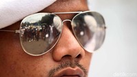 Massa berdemo di depan Bareskrim Polri.