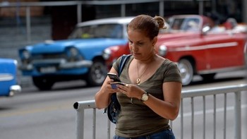 Meski pemerintah sudah mengatakan bakal membuka layanan 3G, harga paket internet yang ditawarkan membuat masyarakat Kuba melontarkan keluhan. Sebabnya, harga yang ditawarkan untuk paket data 600 MB adalah 7 dollar AS, sekitar Rp 100.800, sementara paket 4 GB dibanderol 30 dollar AS, atau Rp 431.900. YAMIL LAGE /AFP.