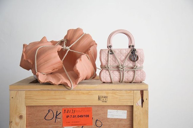Tas Lady Dior yang tampak sesak terikat tali ini adalah rancangan dari pematung Prancis, Morgane Tschiember. Ia mempertemukan keseimbangan antara keindahahan, waktu dan ruang. Foto: Dok. Dior