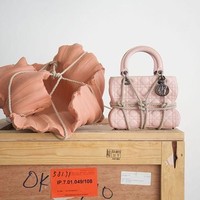 Tas Lady Dior yang tampak sesak terikat tali ini adalah rancangan dari pematung Prancis, Morgane Tschiember. Ia mempertemukan keseimbangan antara keindahahan, waktu dan ruang. Foto: Dok. Dior