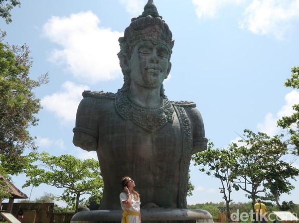 Patung Wisnu ini sendiri terdiri dari 24 segmen dan 754 modul dari tembaga dan kuningan (Bonauli/detikTravel) Patung Wisnu ini sendiri terdiri dari 24 segmen dan 754 modul dari tembaga dan kuningan (Bonauli/detikTravel)