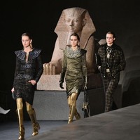 Deretan busana rancangan Karl Lagerfeld yang bertema Mesir kuno. Foto: Dok. Getty Images