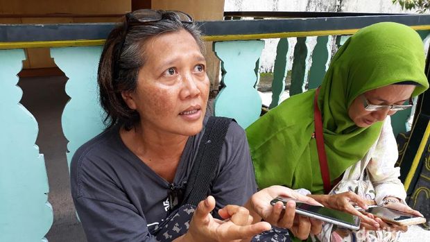 Iin dan Safitri sengaja datang ke Keraton Ngayogyakarta untuk foto bersama idolanya, Jokowi