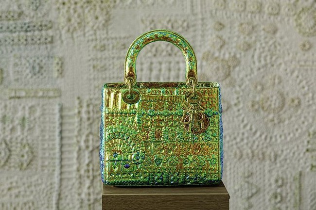 Pae White menawarkan Lady Dior dengan nuansa hologram bertekstur. Foto: Dok. Dior