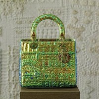 Pae White menawarkan Lady Dior dengan nuansa hologram bertekstur. Foto: Dok. Dior