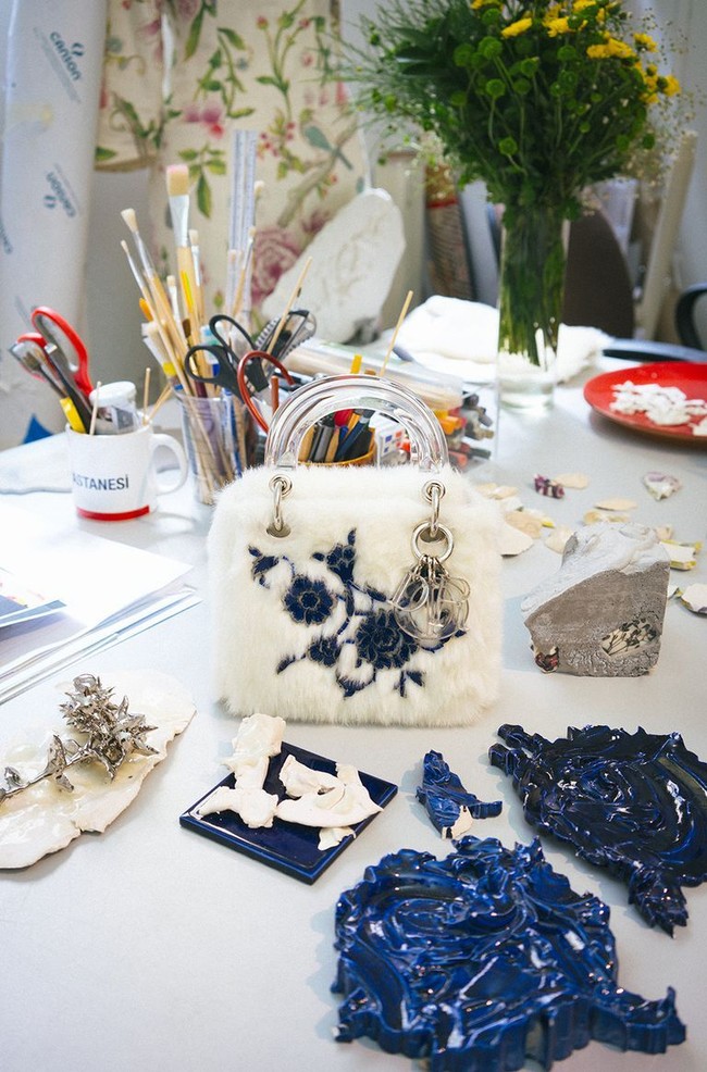 Burcak Bingol dengan tas dari bulu dan embroidery bunga biru memesona. Foto: Dok. Dior