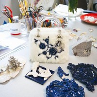 Burcak Bingol dengan tas dari bulu dan embroidery bunga biru memesona. Foto: Dok. Dior