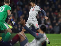 Firmino mempu menceploskan bola ke gawang Joe Hart usai mendapat umpan Van Dijk. REUTERS/Scott Heppell.