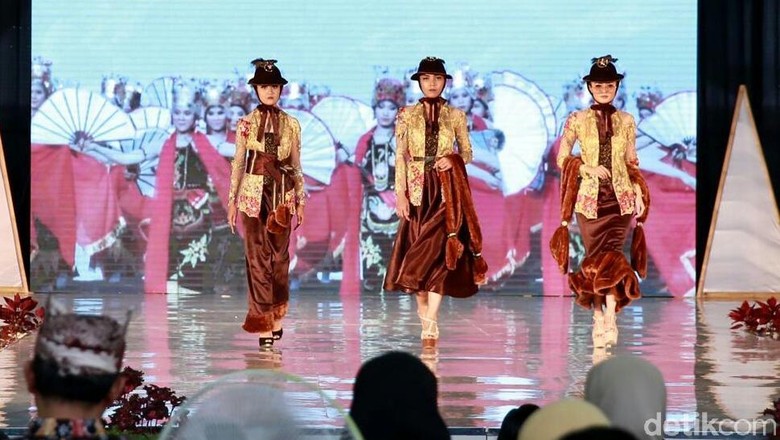 Festival Kebaya Banyuwangi Tampilkan Sentuhan Segar 100 Desain Festival Kebaya Banyuwangi Tampilkan Sentuhan Segar 100 Desain