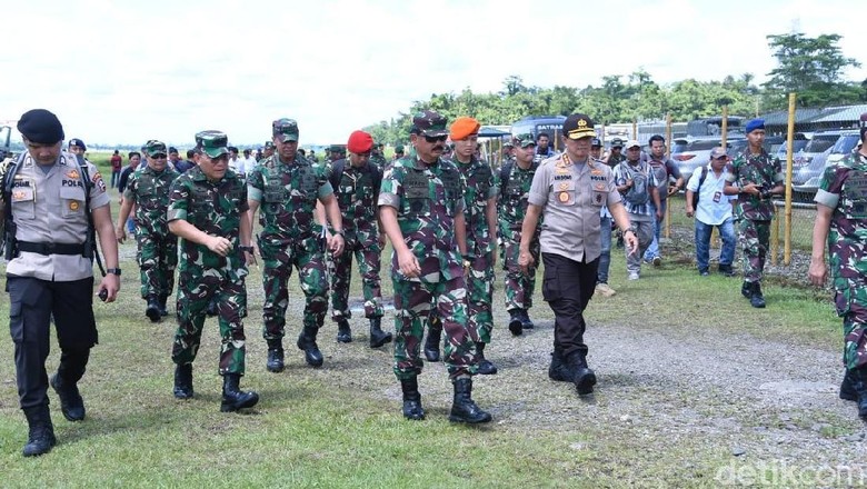 7 Pekerja Korban Penembakan KKB yang Selamat Dievakuasi ke Timika 7 Pekerja Korban Penembakan KKB yang Selamat Dievakuasi ke Timika