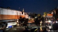 Angin puting beliung yang melanda Kota Bogor juga berdampak ke Stasiun Batutulis. Atap stasiun rusak tersapu angin.