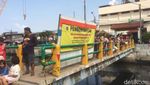 Foto: Crane Roboh di Kemayoran Timpa Rumah, Bikin 3 Orang Luka