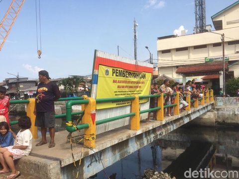 Warga berkumpul meilhat proses evakuassi