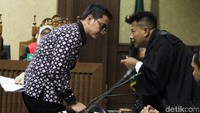 Zumi Zola berkonsultasi dengan penasehat hukumnya usai vonis dibacakan.