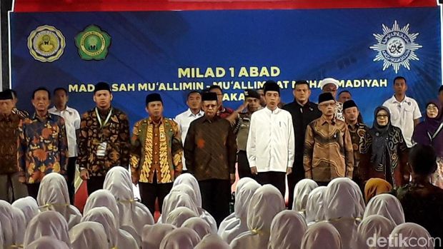 Presiden Joko Widodo (Jokowi) menghadiri resepsi milad 1 abad Muallimin-Muallimat di Yogyakarta..