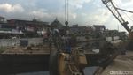 Foto: Crane Roboh di Kemayoran Timpa Rumah, Bikin 3 Orang Luka