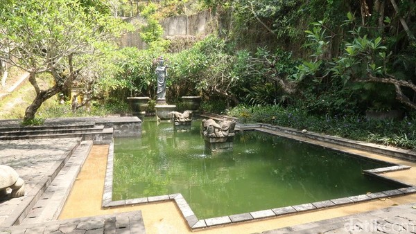 Setelah itu, kamu akan disambut dengan kawasan taman air yang cantik dan teduh. Kamu bisa bebas foto-foto. (Bonauli/detikTravel) Setelah itu, kamu akan disambut dengan kawasan taman air yang cantik dan teduh. Kamu bisa bebas foto-foto. (Bonauli/detikTravel)