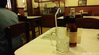 Minuman sarsaparilla dan suasana warung kopi nan jadul (Randy/detikTravel)