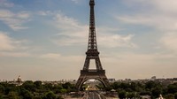 Bagian Menara Eiffel yang asli sudah diperdagangkan. Bagian yang dijual lelang itu berupa tangga lawasnya (CNN Travel)