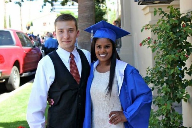 Menjalani hubungan jarak jauh diakui Laura dan Matt tidaklah mudah. Namun mereka berhasil bertahan. Dan Matt tidak menunggu hingga lulus kuliah untuk mengajukan lamaran pada Laura. Foto: Dok. Facebook Matt Grodsky, Laura Scheel