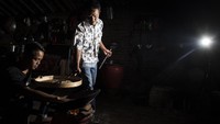 Warga tengah menyangrai biji kopi. M Agung Rajasa/Antara Foto.