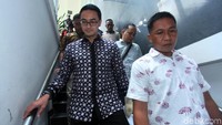 Zumi Zola meninggalkan ruang sidang.
