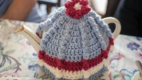 Mungkin terlihat aneh kebiasaan orang Inggris menutup poci teh dengan tudung atau penutup yang terbuat dari kain quilt yang dilapisi busa tipis. Tujuannya tentu saja menjaga agar teh tetap hangat, terutama saat musim dingin. Tudung atau penutup teh ini biasanya memakai corak dan warna yang menarik sehingga berfungsis ebagai dekorasi meja makan. Foto: iStock