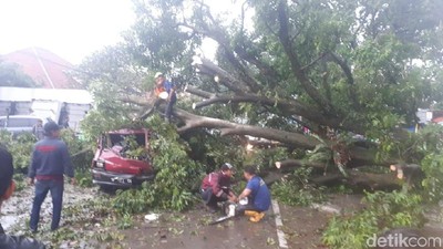 Foto: Dampak Puting Beliung Terjang Bogor