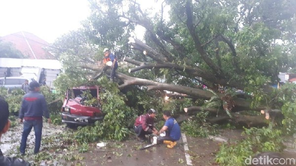 Foto: Dampak Puting Beliung Terjang Bogor