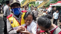 Polisi membawa salah seorang warga saat dilakukan proses eksekusi lahan di Kentingan Baru, Solo, Jawa Tengah, Kamis (6/12/2018). ANTARA FOTO/Mohammad Ayudha.