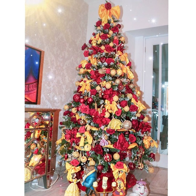 Menjelang Natal, Sian bahkan menghias pohon Natal bertema Beauty & The Beast. Ia merangkai hiasan selama 30 jam untuk mendapatkan pohon Natal ala Putri Belle. Foto: dok. Instagram (@disney_princess_sian)
