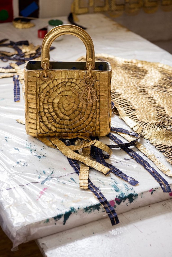 Seniman asal Kolombia, Olga de Amaral menampilkan material metalik sebagai signature karyanya. Ia bahkan masih berkarya di usia 86 tahun. Foto: Dok. Dior