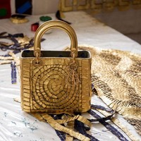 Seniman asal Kolombia, Olga de Amaral menampilkan material metalik sebagai signature karyanya. Ia bahkan masih berkarya di usia 86 tahun. Foto: Dok. Dior