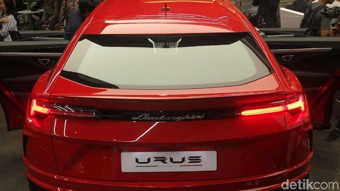 Penantian mobil Sport Utility Vehicle (SUV) Lamborghini Urus hadir di Indonesia terbayar tuntas. SUV banteng Italia ini resmi mendarat di markas baru, Pacific Place, Jakarta.
