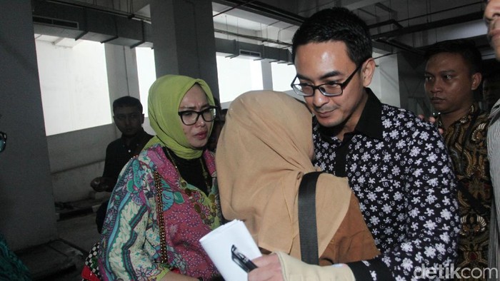 Gubernur Jambi nonaktif Zumi Zola divonis 6 tahun penjara dan denda Rp 500 juta subsider 3 bulan kurungan. Zumi terbukti bersalah menerima gratifikasi serta memberi suap.