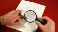 Surat yang ditulis dalam bahasa Jerman itu sudah terjual dalam lelang yang diselenggarakan oleh rumah lelang bernama Chrities pada 4 Desember lalu. REUTERS/Ronen Zvulun.