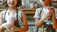 Keluarga The Sasono memang sangat kompak. Lihat saja nih adik kakak sama-sama asyik menikmati minuman bertopping es krim.  Foto: Instagram@thesasonofam