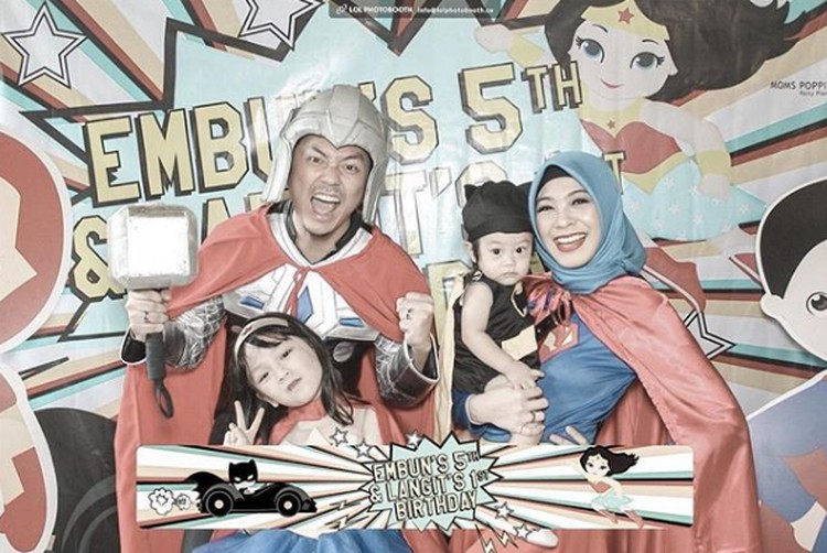 Uniknya Ekspresi Keluarga Omesh saat Foto Bersama