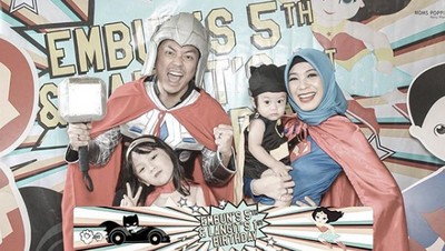 Uniknya Ekspresi Keluarga Omesh saat Foto Bersama