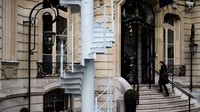Ini tangga spiral dengan 25 anak tangga setinggi 4 meter. Ini adalah tangga asli yang dibuat bersamaan ketika Menara Eiffel dibuka untuk umum tahun 1889 (CNN Travel)