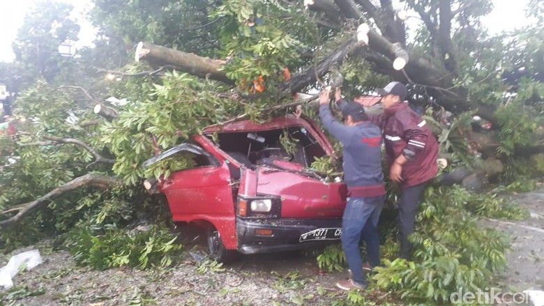 Bima Arya: 1.697 Rumah Rusak Akibat Puting Beliung di Bogor Bima Arya: 1.697 Rumah Rusak Akibat Puting Beliung di Bogor