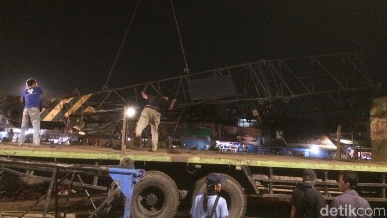 Petugas Evakuasi Rangka Crane yang Jatuh di Kemayoran Petugas Evakuasi Rangka Crane yang Jatuh di Kemayoran